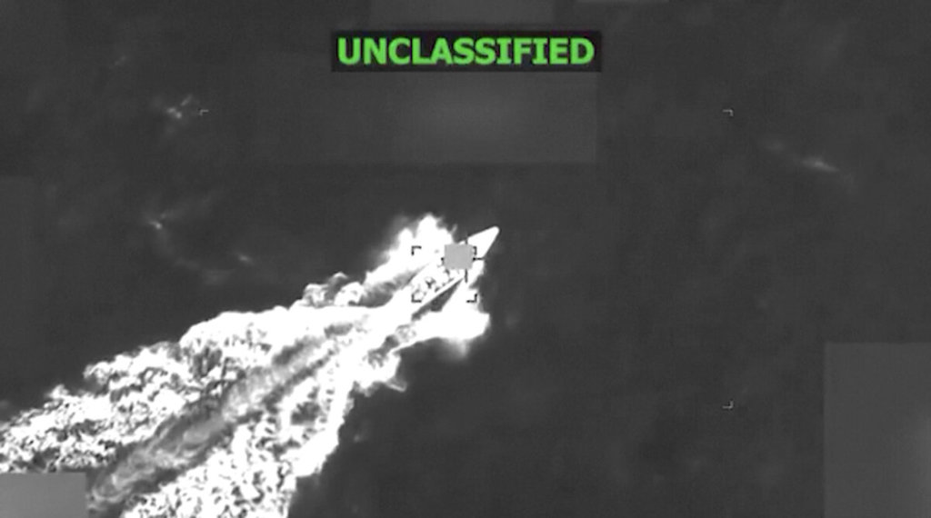 Кадър от видеозапис на удар по предполагаем наркокораб в Карибско море на 6 ноември 2025 г. (@SecWar/X)