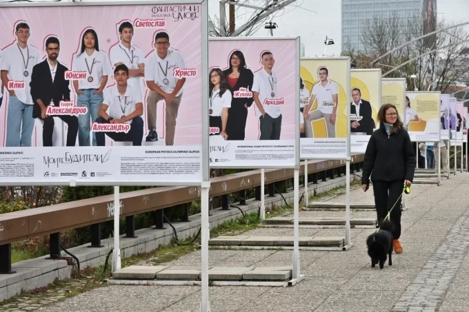 Изложбата „Фантастични умове“ 2025 продължава до 19 ноември на „Моста на влюбените“ в столицата