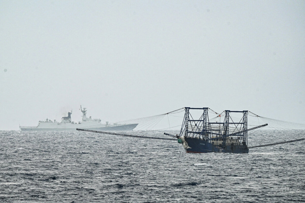 Китайски военен кораб с бордов номер 525 преминава със скорост покрай китайски кораб, снимани от филипинския военен кораб Andres Bonifacio близо до контролирания от Филипините остров Титу по време на морски патрул в спорното Южнокитайско море на 6 юни 2025 г. (Ted Aljibe/AFP via Getty Images)