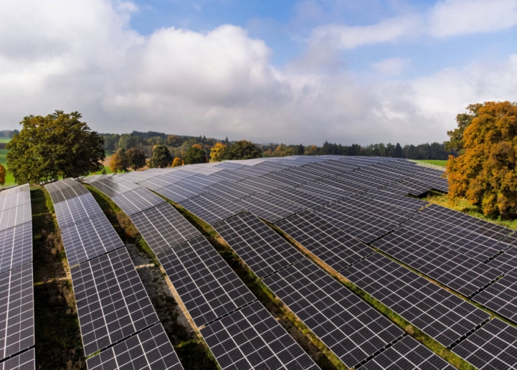 Слънчевата експанзия в Европа разкри проблеми в остаряващата електроенергийна мрежа, твърдят експерти