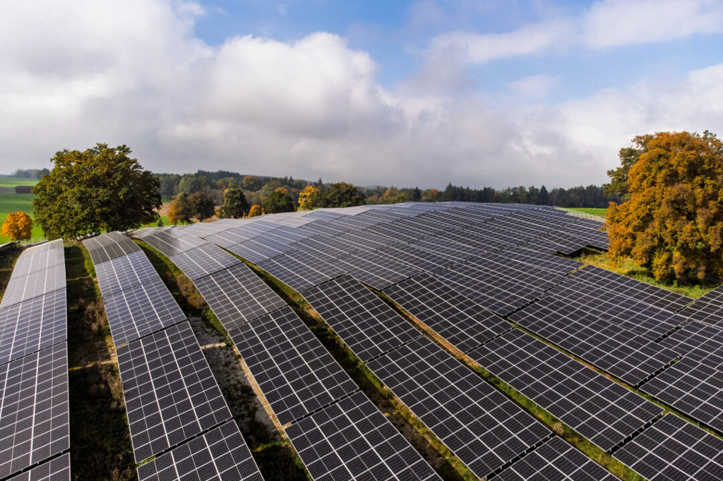 Бумът на слънчевата енергия в Европа показа проблемите в остарялата електрическа мрежа, твърдят експерти 5 Слънчевата експанзия в Европа разкри проблеми в остаряващата електроенергийна мрежа, твърдят експерти