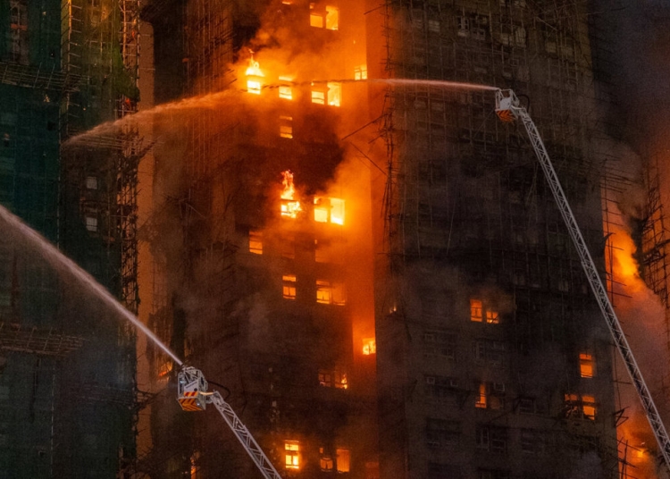 Трима души са арестувани заради пожара в небостъргач в Хонконг 1 Трима души бяха арестувани заради пожара в небостъргач в Хонконг, при който загинаха най-малко 44 души, а 279 се водят изчезнали