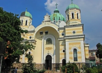 Храм "Св. св. Кирил и Методий" е построен през 1909 г. като наследник на енориите на разрушената черква "Св. Богородица Пречиста". Църковното настоятелство при храма развива значителна социално-благотворителна дейност, особено нужна в периода между двете световни войни. През 1925 г. тук се открива първата църковна безплатна ученическа трапезария, а по-късно функционира и безплатна кухня за бедни самотни възрастни хора. Снимка: www.sofia-code.org