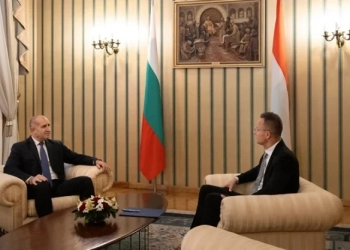 Румен Радев обсъди мира в Европа с унгарския външен министър Петер Сиярто 2 Румен Радев и унгарският външен министър Петер Сиярто разговаряха за бъдещето на Европа, където мирът се постига чрез дипломация. Сред темите на разговора, освен сигурността на енергийните доставки, беше и скорошната среща между лидерите на Унгария и САЩ - премиерът Виктор Орбан и президентът Доналд Тръмп. Снимка: Прес служба на президентската институция