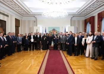 В Деня на народните будители Румен Радев отдаде почит на заслужили имена от младите българи и посрещна като свои гости граждани и гости на София. Снимки: Прес служба на президентската институция