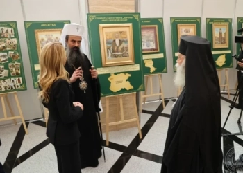 Откриха православна изложба в Народното събрание на България 2 Рая Назарян беседва с патриарх Даниил в присъствието на ловчанския митрополит Гавриил при откриването на изложбата "Молитва за България" в сградата на Народното събрание. Снимки: Българска патриаршия