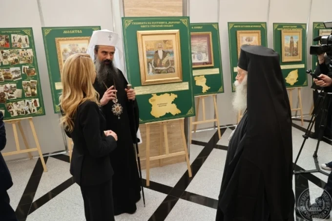 Рая Назарян беседва с патриарх Даниил в присъствието на ловчанския митрополит Гавриил при откриването на изложбата "Молитва за България" в сградата на Народното събрание. Снимки: Българска патриаршия