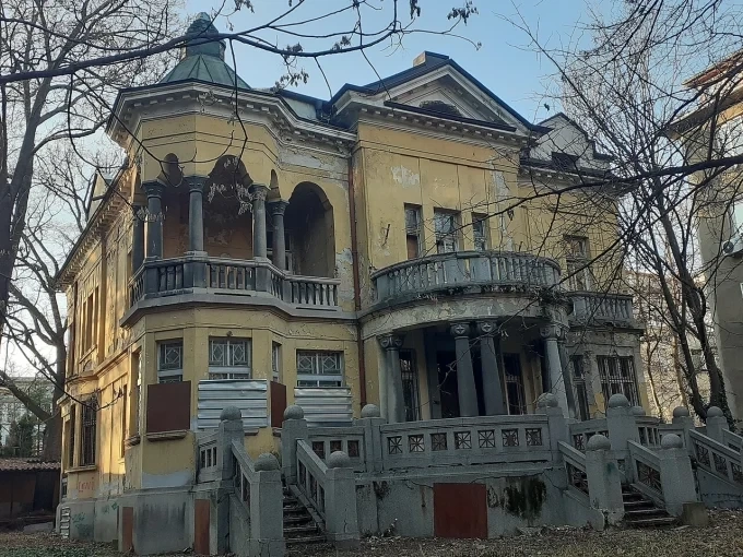 Емблематичната „Къща с ягодите“ в София с нови, отговорни собственици
