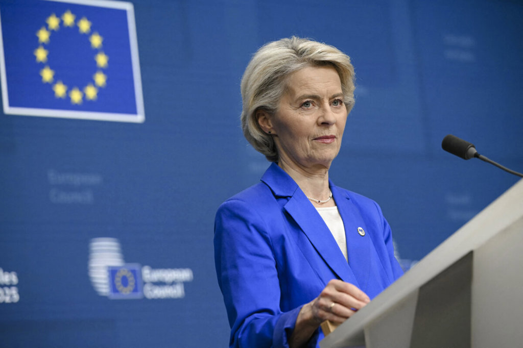 Белгийски летища бяха затворени заради забелязани дронове 2 Президентът на Европейската комисия Урсула фон дер Лайен говори в Брюксел на 23 октомври 2025 г. (Nicolas Tucat/AFP чрез Getty Images)