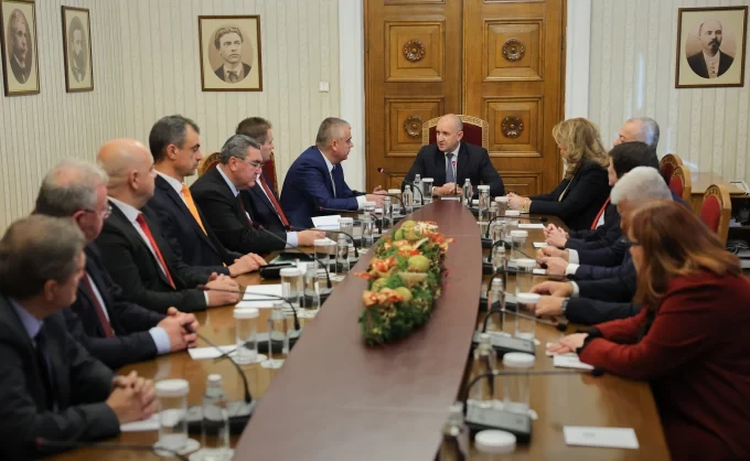 Седмица продължиха разговорите на президента Румен Радев с парламентарно представените девет партии 7 2527