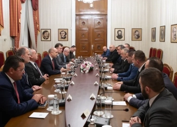 Румен Радев използва срещата, за да призове още веднъж властите в РСМ да впишат българите в Конституцията на югозападната ни съседка. Снимки: Прес служба на президентската институция