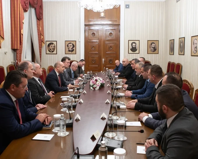 Българският президент се срещна с представители на българската общност в Македония 1 Румен Радев използва срещата, за да призове още веднъж властите в РСМ да впишат българите в Конституцията на югозападната ни съседка. Снимки: Прес служба на президентската институция