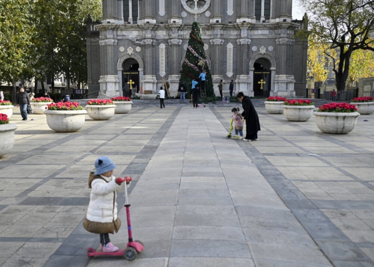 Китай засилва контрола върху коледните събирания и публичните празненства