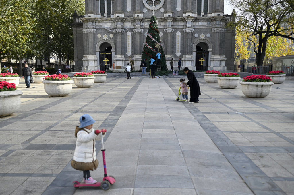 Китай засилва контрола върху коледните събирания и публичните празненства