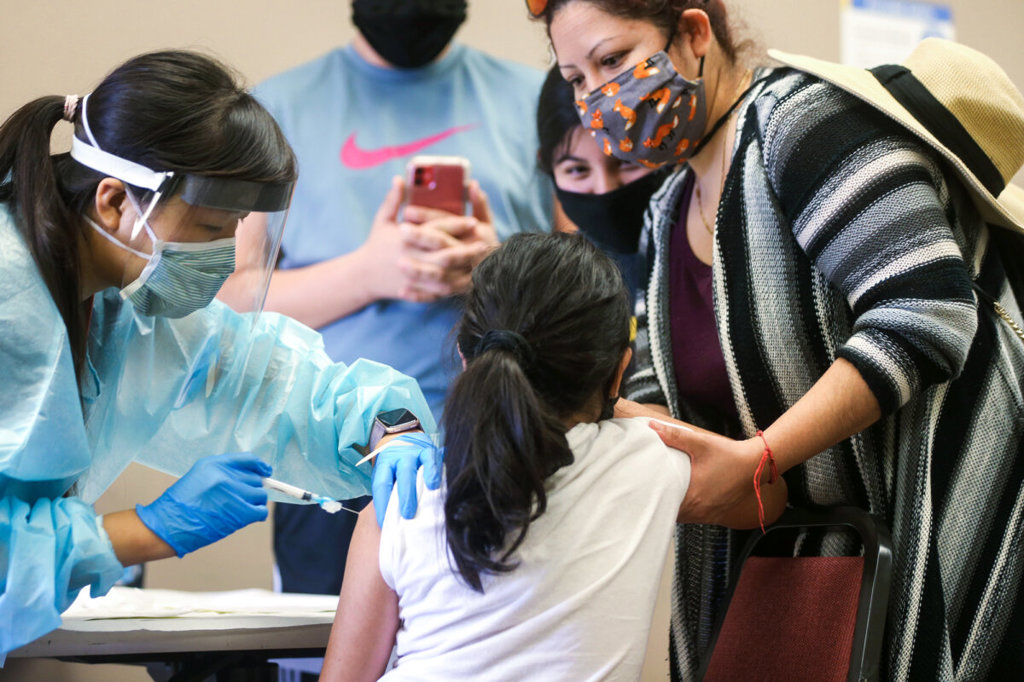 СЗО и експерти предупреждават за тежък грипен сезон 36 Момиче получава ваксина срещу грип от медицинска сестра в безплатна клиника в местната библиотека в Лейкууд, Калифорния, на 14 октомври 2020 г. (Mario Tama/Getty Images)