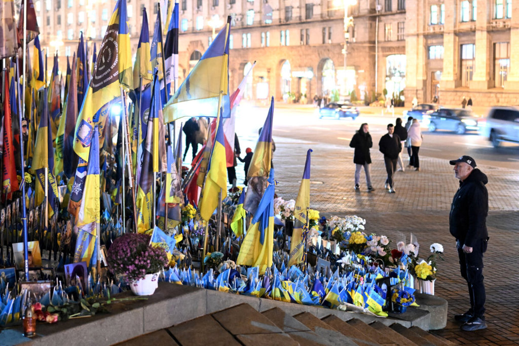 Експерт: Украинският морал е решаващ фактор във война на изтощение 2 Мъж отдава почит пред мемориала на загиналите украински и чуждестранни бойци на площад 'Независимост' в Киев, Украйна, на 27 ноември 2025 г. (Sergei Gapon/AFP via Getty Images)