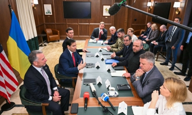 САЩ и Украйна с напредък при създаването на рамка за сигурност; преговорите продължават 1 Американски и украински представители постигат напредък при изграждането на рамка за сигурност, преговорите продължават