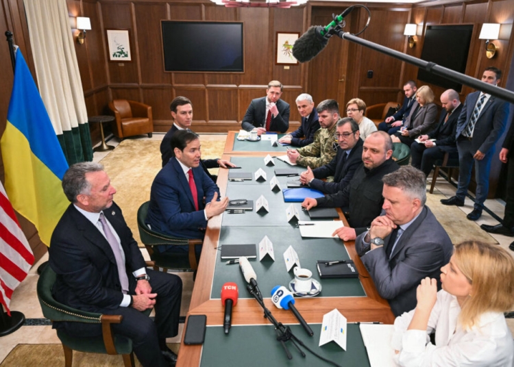 САЩ и Украйна с напредък при създаването на рамка за сигурност; преговорите продължават 1 Американски и украински представители постигат напредък при изграждането на рамка за сигурност, преговорите продължават