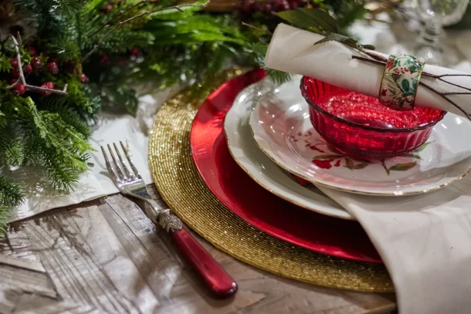 Как да превърнем дома си в най-красивото място за Коледа? 2 high angle shot christmas dinner set up with glasses ornaments table