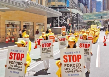 Преследването на Фалун Гонг – 26 години война срещу човешките права 5 Практикуващите Фалун Гонг участват в парад в Сидни, Австралия на 10 октомври 2025 г. Уон Нан/NTD TV