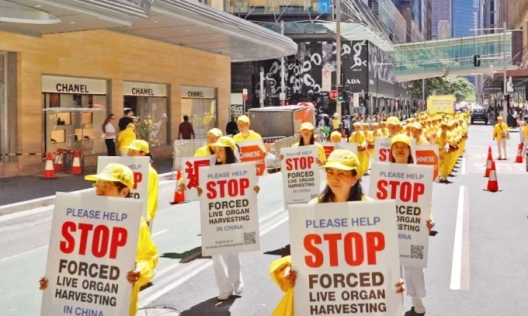 Практикуващите Фалун Гонг участват в парад в Сидни, Австралия на 10 октомври 2025 г. Уон Нан/NTD TV