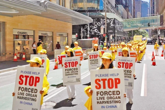 Практикуващите Фалун Гонг участват в парад в Сидни, Австралия на 10 октомври 2025 г. Уон Нан/NTD TV