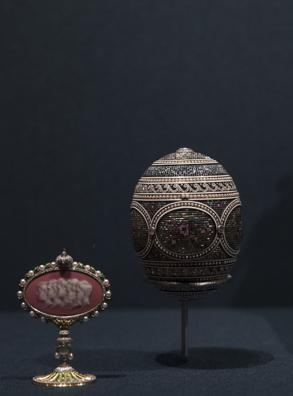 Императорското зимно яйце на "Фаберже" 35 "Мозаечното яйце" и неговата изненада, която съдържа портрет на петте деца на цар Николай II и Александра, изложени в The Queen's Gallery в Лондон. (John Phillips/Getty Images)