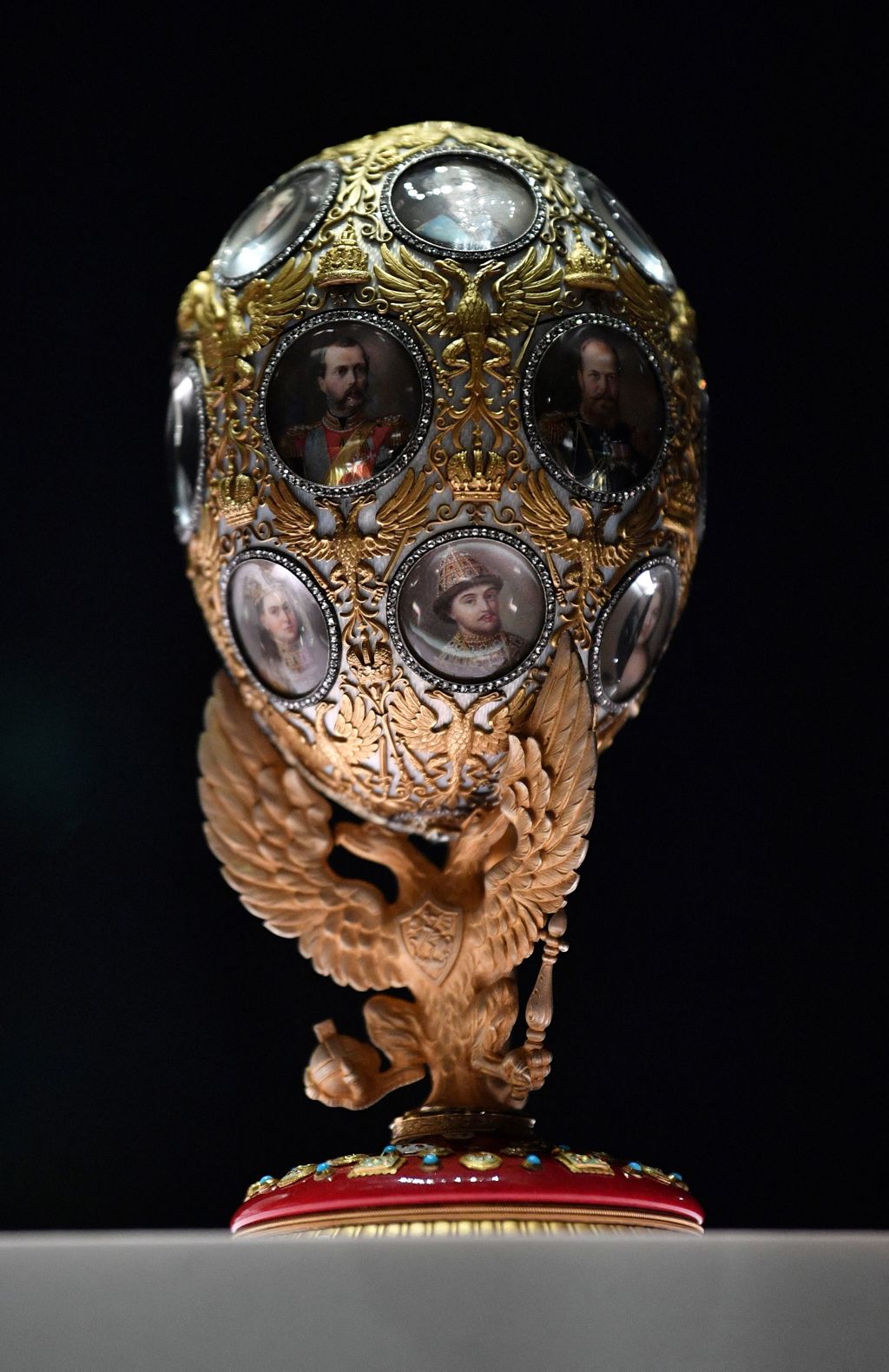 Императорското зимно яйце на "Фаберже" 36 "Яйцето за трихстагодишнината на Романови" е изобразено в музея "Виктория и Албърт" в Лондон за изложбата от 2021 г. "Фаберже в Лондон: От романтиката до революцията". (Justin Tallis/Shutterstock)