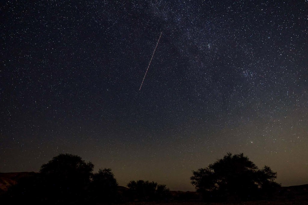 Един от най-впечатляващите метеоритни дъждове тази година ще открие 2026-та - ето какво трябва да знаете 30 Галактиката Млечен път се появява, докато метеор пресича небето над къмпинг в южен Израел. (MENAHEM KAHANA/AFP via Getty Images)
