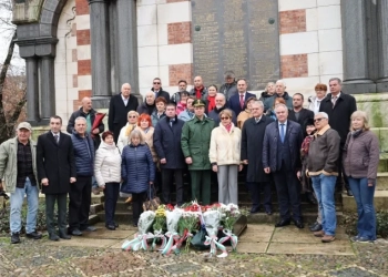 Ден преди края на успешната обсада на Плевен - посланик Митрофанова почете загиналите руски войници и български опълченци 1 Елеонора Митрофанова пред параклиса музей "Св. Георги Победоносец" в Плевен. Снимки: Посолство на България в Русия