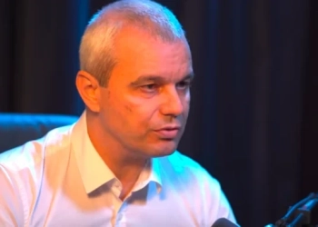 „Възраждане“ и „Величие“: Готови сме да управляваме с Радев 1 Костадинов Костадинов в студиото на Явор Дачков на 12-ти декември 2025 г. Снимка: Скрийншот от предването