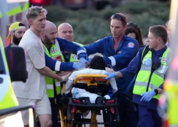 Смъртоносен атентат в Австралия помрачи еврейския празник Ханука 1 Служители на Бърза помощ пренасят на носила пострадал при смъртоносната стрелба на плаж в Сидни, Австралия на 14-ти декември 2025 г. Снимка: Марк Бейкър /AP