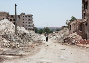 Сирия и САЩ започнаха бойни действия срещу ИДИЛ 1 Жена върви през руините на град Алепу в Сирия на 23-ти юни 2025 г. Снимка: Махмуд Хасано /Reuters