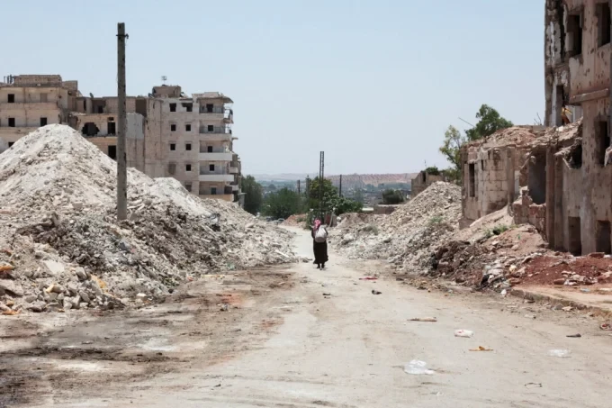 Жена върви през руините на град Алепу в Сирия на 23-ти юни 2025 г. Снимка: Махмуд Хасано /Reuters