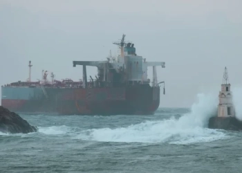 Танкерът "Кайрос" е оставен от урски влекач в непосредствена близост до бреговете на Ахтопол. Снимка: Здравко Димитров