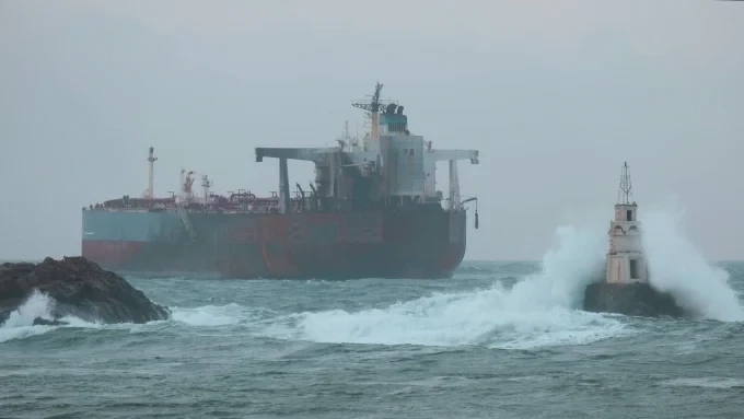 Турски влекач остави ударен от Украйна танкер край Ахтопол 1 Турски влекач остави ударен от Украйна танкер край Ахтопол