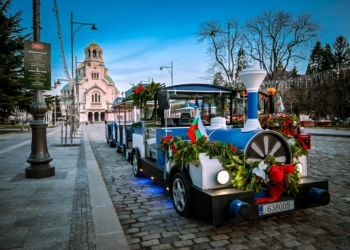 Коледни влакчета радват пътници и минувачи в центъра на София 3 Снимка: Иван Шишиев