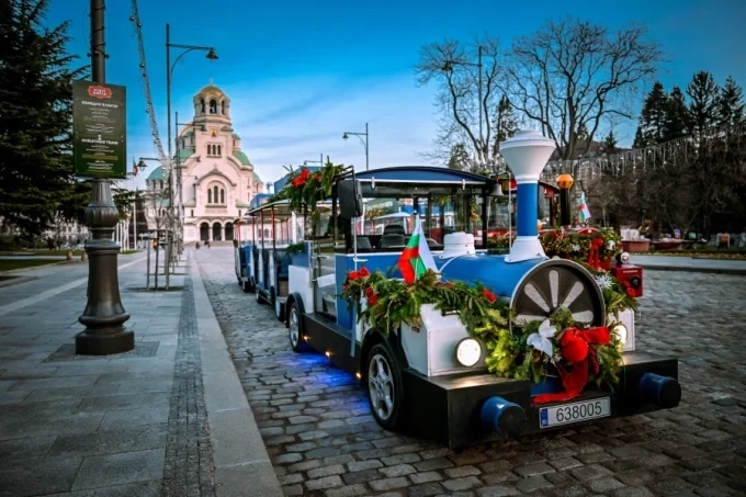 Коледни влакчета радват пътници и минувачи в центъра на София 1 Коледни влакчета радват пътници и минувачи в центъра на София