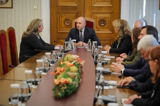 Седмица продължиха разговорите на президента Румен Радев с парламентарно представените девет партии