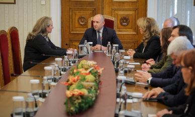 Седмица продължиха разговорите на президента Румен Радев с парламентарно представените девет партии 1 Седмица продължиха разговорите на президента Румен Радев с парламентарно представените девет партии