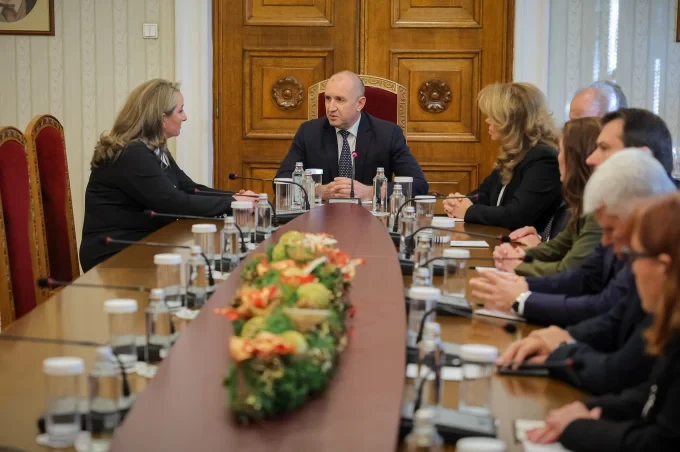 Деница Сачева бе единствената представителка на управлявалата до този момент първа парламентарна сила ГЕРБ-СДС. Снимки: Прес служба на президентската институция