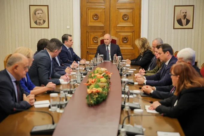 Седмица продължиха разговорите на президента Румен Радев с парламентарно представените девет партии 2 pho 9134 1