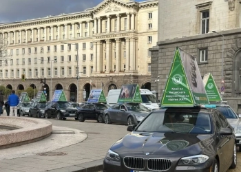 С автошествие и апел за прекратяване на репресиите в Китай България отбеляза Международния ден за правата на човека 4 Информационно автошествие в защита правата на човека и разобличаване преследването от ККП на духовната практика Фалун Дафа, 8 декември 2025 г., София, България