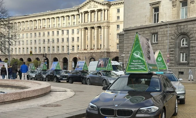 С автошествие и апел за прекратяване на репресиите в Китай България отбеляза Международния ден за правата на човека 2 Информационно автошествие в защита правата на човека и разобличаване преследването от ККП на духовната практика Фалун Дафа, 8 декември 2025 г., София, България