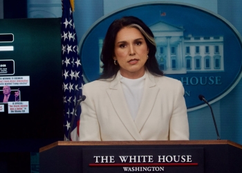 Директорът на Националното разузнаване на САЩ: НАТО и ЕС искат да въвлекат САЩ във война с Русия 7 Директорът на националното разузнаване Тулси Габард говори пред журналисти по време на брифинг в Белия дом във Вашингтон на 23 юли 2025 г. (Travis Gillmore/The Epoch Times)