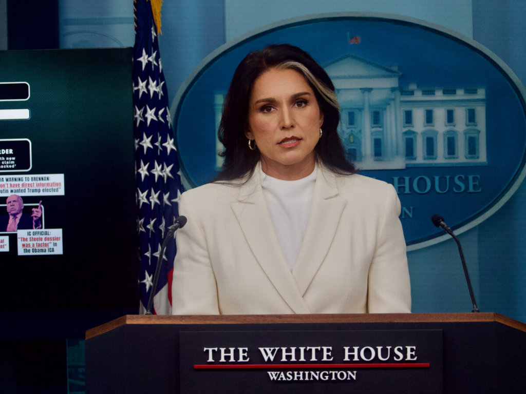 Директорът на Националното разузнаване на САЩ: НАТО и ЕС искат да въвлекат САЩ във война с Русия 7 Директорът на националното разузнаване Тулси Габард говори пред журналисти по време на брифинг в Белия дом във Вашингтон на 23 юли 2025 г. (Travis Gillmore/The Epoch Times)