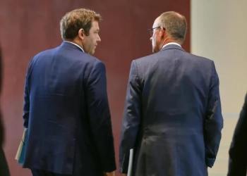 Правителството около финансовия министър от Социалдемократическата партия Ларс Клингбайл (вляво) и канцлерът Фридрих Мерц от Християндемократите успяха да спечелят подкрепа за новия бюджет въпреки планираното задлъжняване с нови 180 милиарда евро. Снимка: dts/​imago images