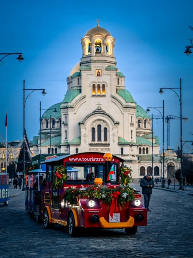 Коледни влакчета радват пътници и минувачи в центъра на София 2 vlakche