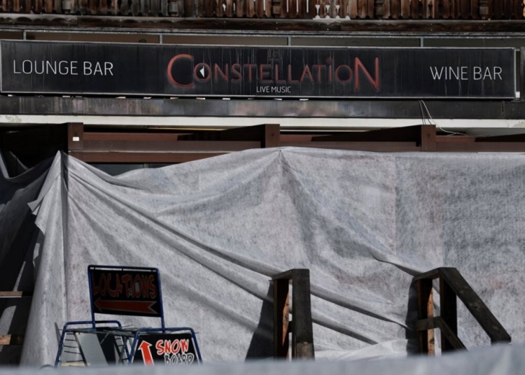 Швейцарски прокурор заяви, че искри от фойерверки върху шампанско вероятно са предизвикали смъртоносния пожар в бара 1 Швейцарски прокурори заявиха, че искрите от шампанското вероятно предизвикаха смъртоносния пожар в бара