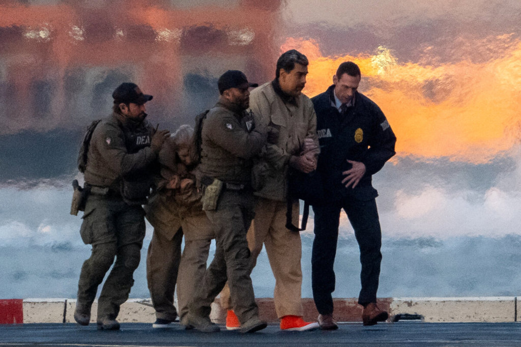 Арестът на Мадуро сигнализира за по-твърда американска стратегия и нови рискове за Китай 36 Заловеният венецуелски лидер Николас Мадуро и съпругата му Силия Флорес са ескортирани, докато се отправят към федералния съд „Даниел Патрик Мойнихън